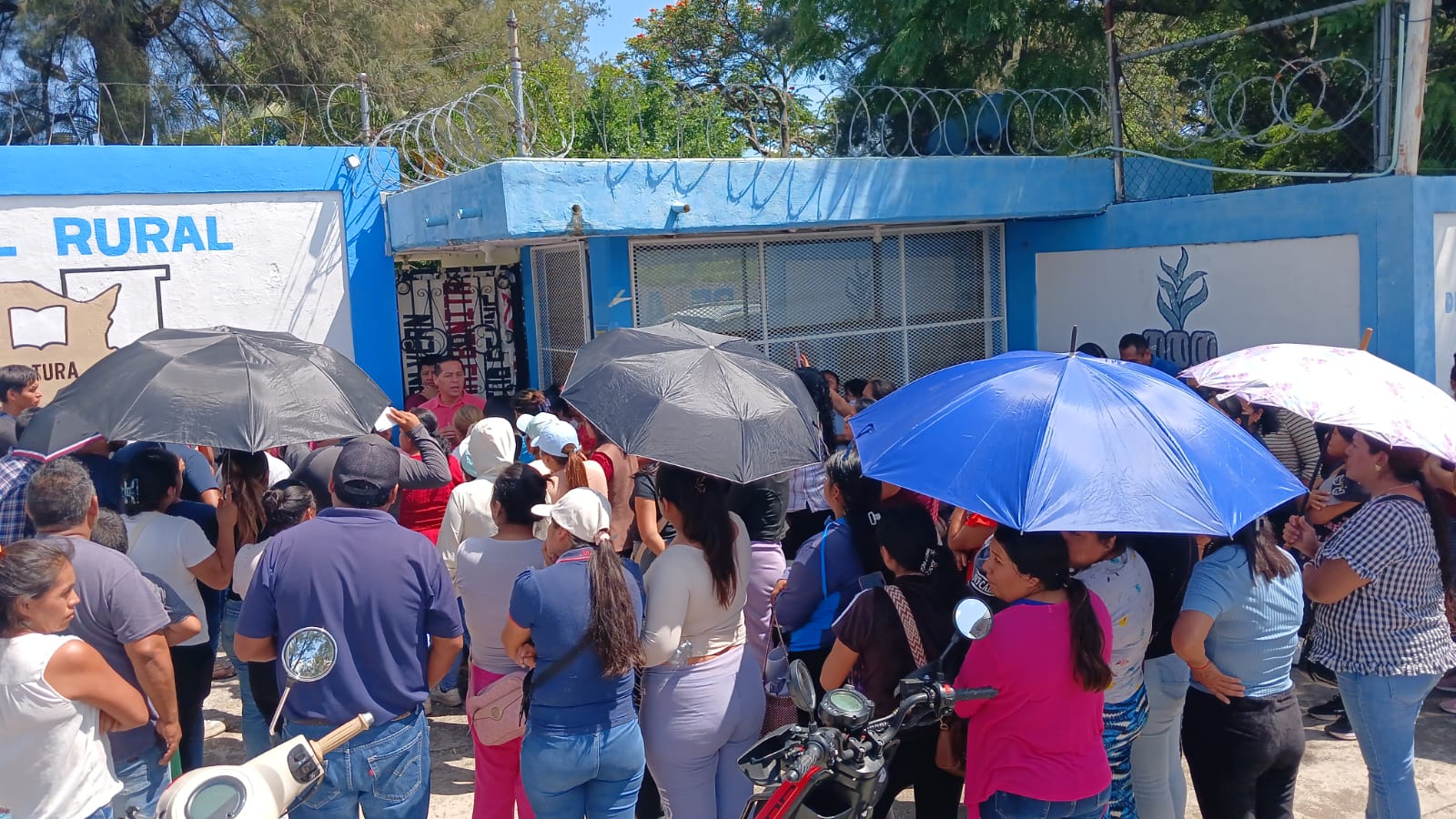 Retienen habitantes de Huazulco a autoridades educativas durante tres horas