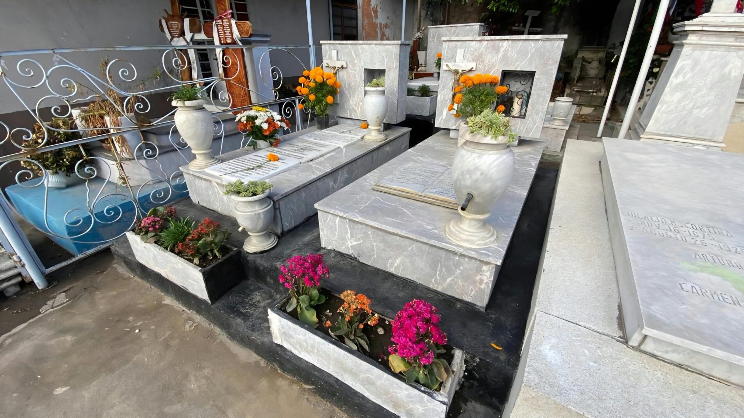 Preparan panteones de Cuautla para Día de Muertos