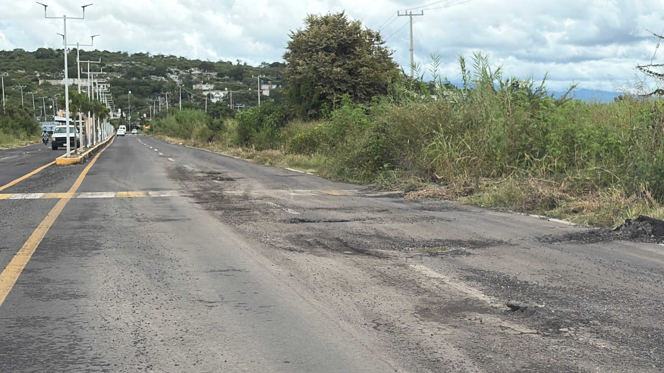 ¡No duró ni un año! Reportan daños en carretera Amayuca-Axochiapan