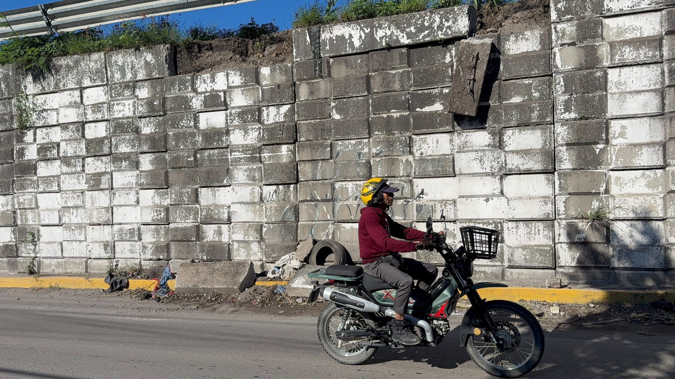 Advierten riesgo por daños en muro de contención de puente en Cuautla