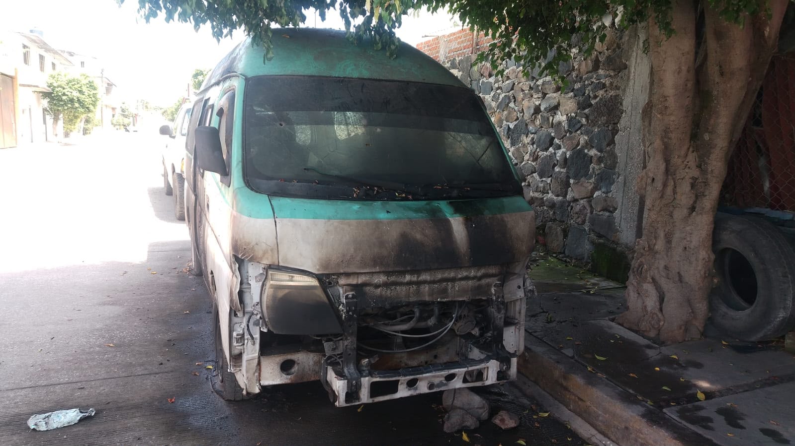 Incendian combi de la ruta 13 en la colonia Año de Juárez, en Cuautla
