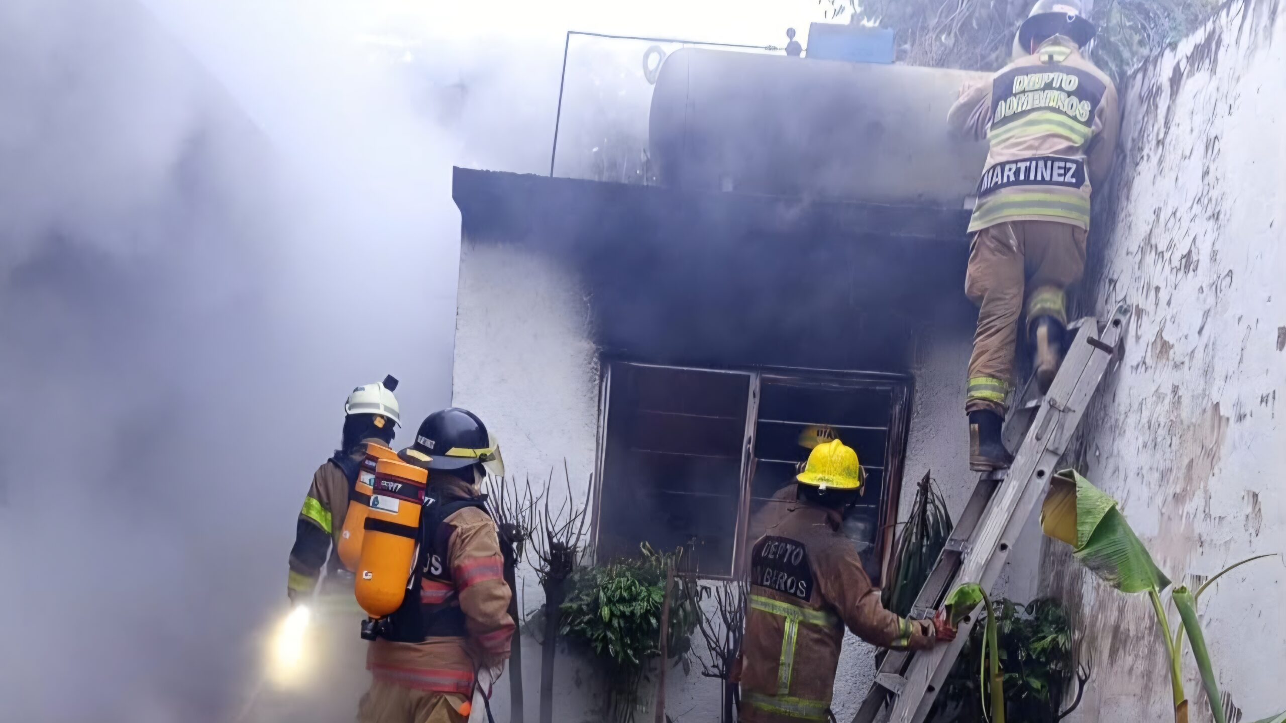 Bomberos sofocan incendio en bodega de la colonia Plan de Ayala