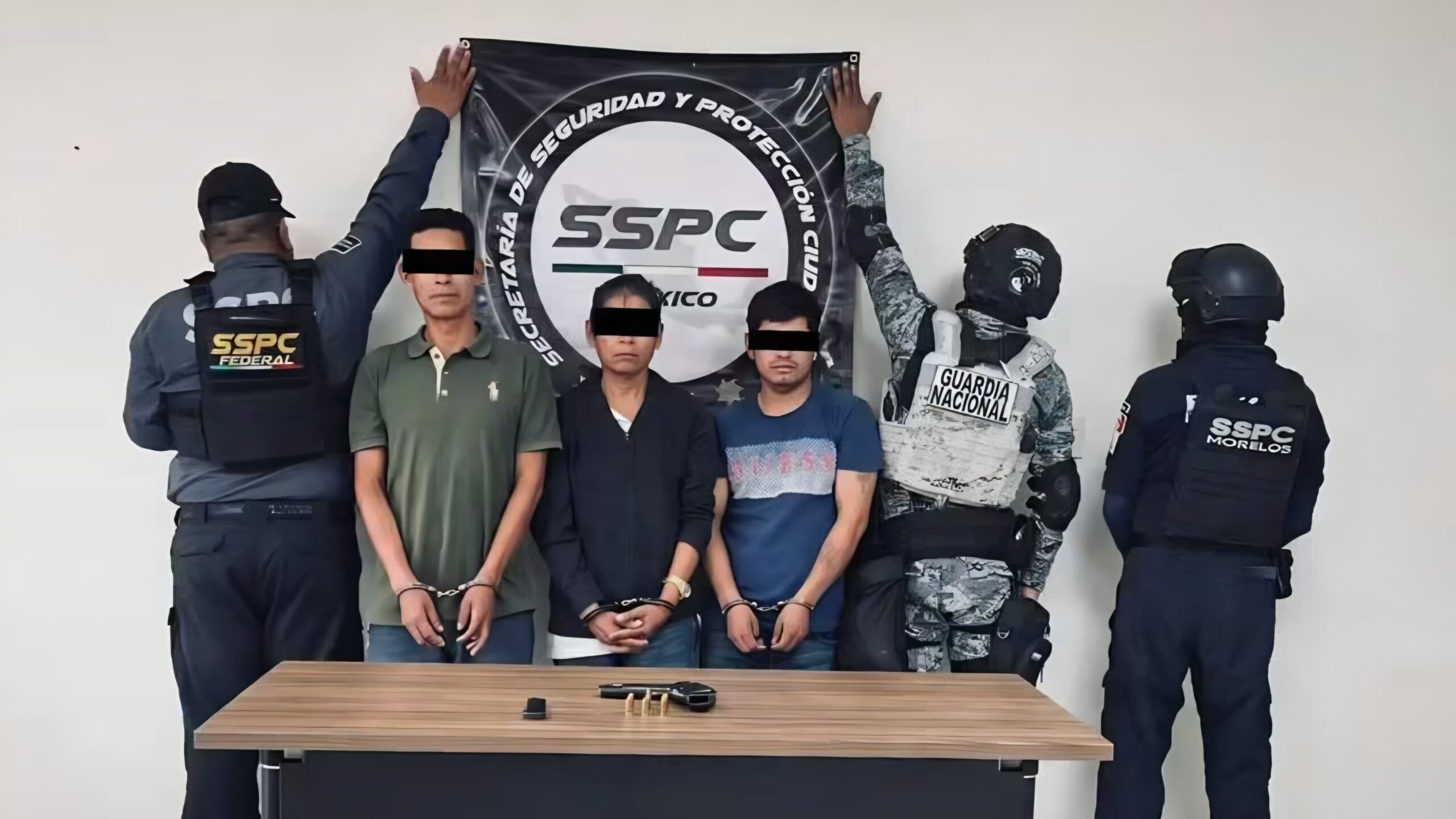 Detienen a tres personas y aseguran arma y vehículo en Cuautla