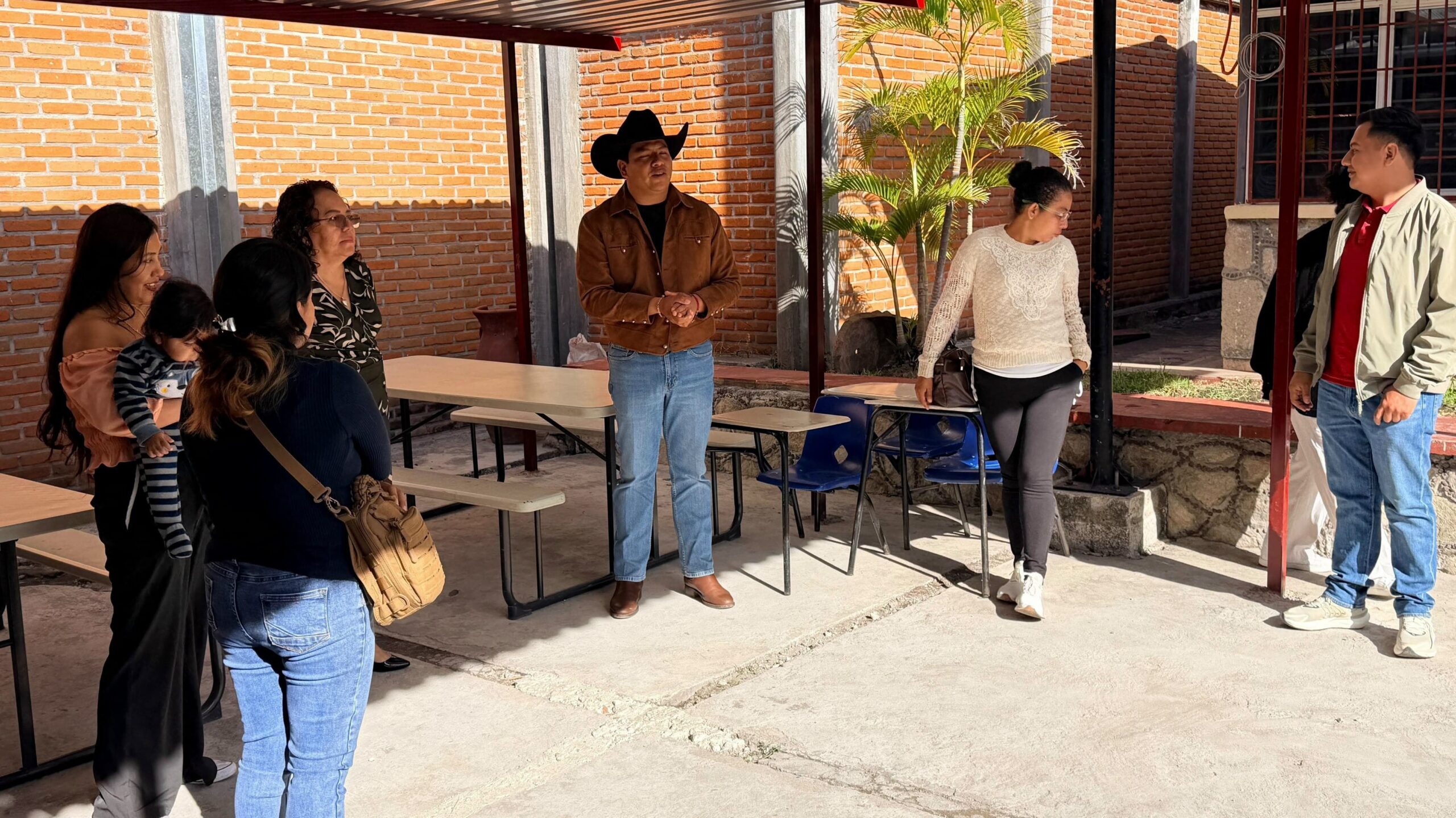 Entregan apoyo a primaria de Tenango