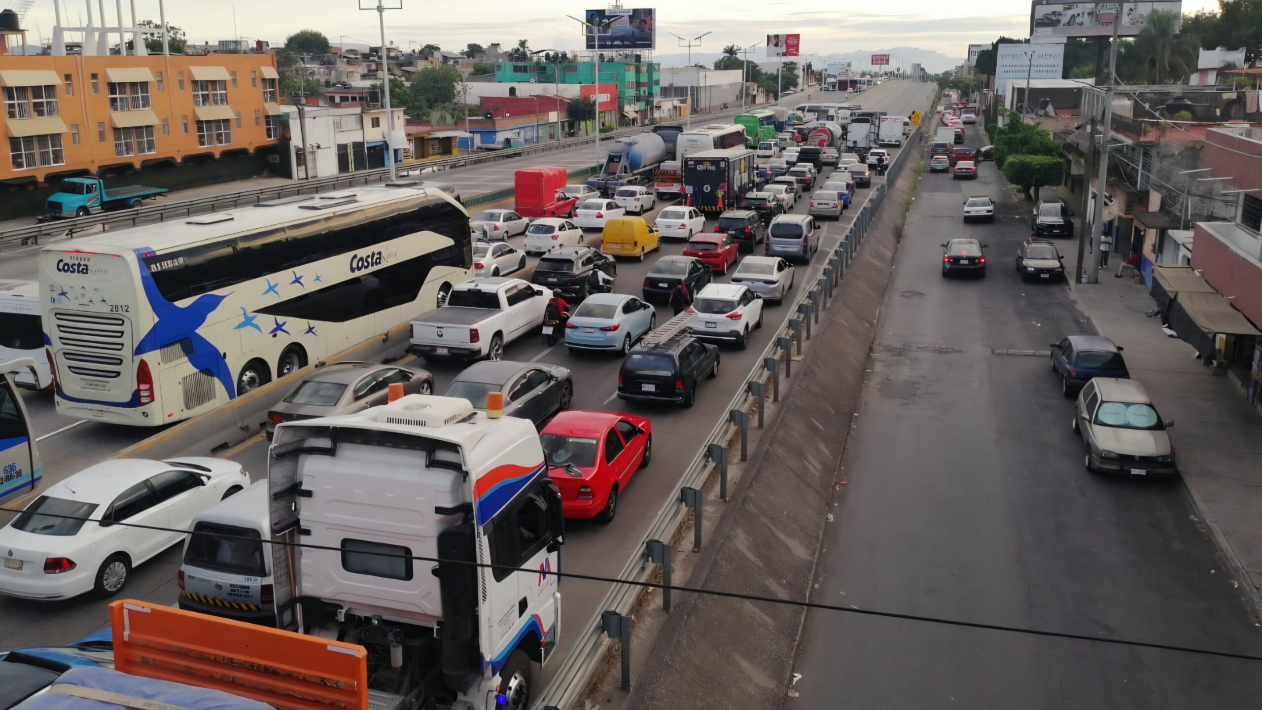 Transportistas bloquean vialidades de Cuernavaca para exigir mayor seguridad