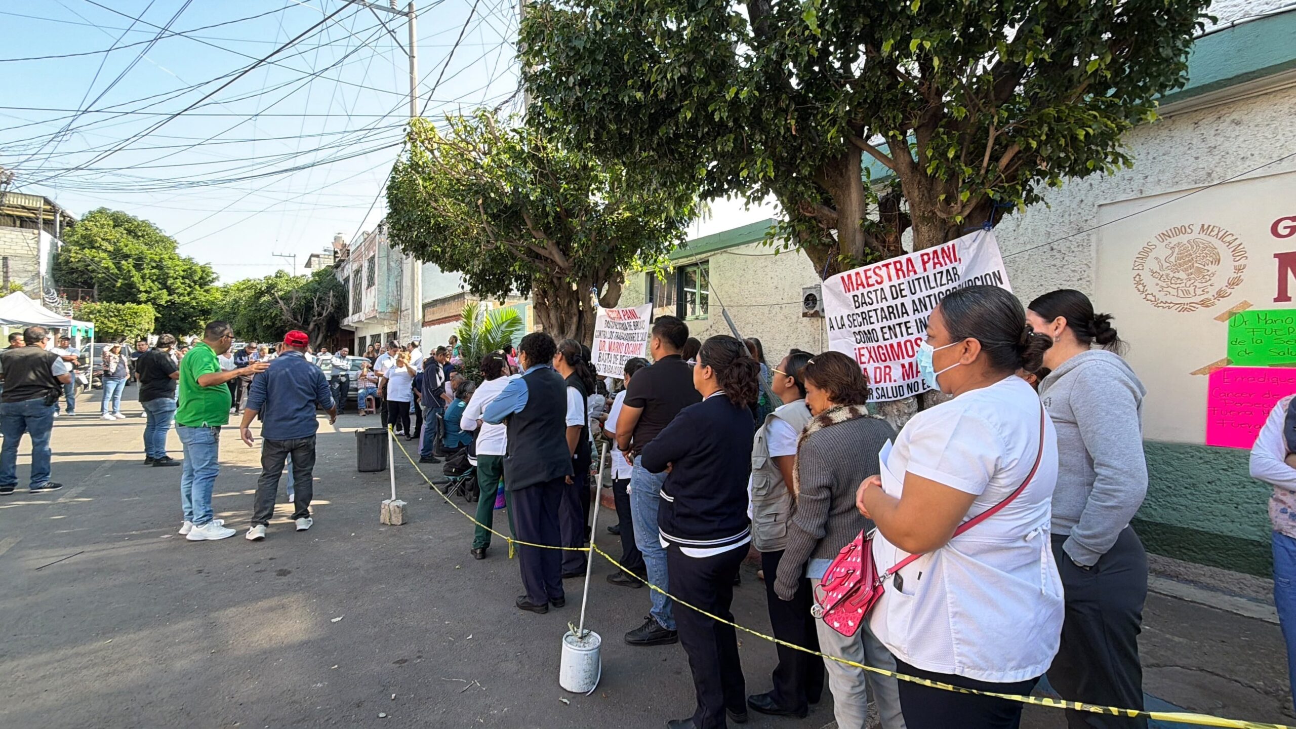 Personal de la Jurisdicción Sanitaria II y III realizan paro de brazos caídos