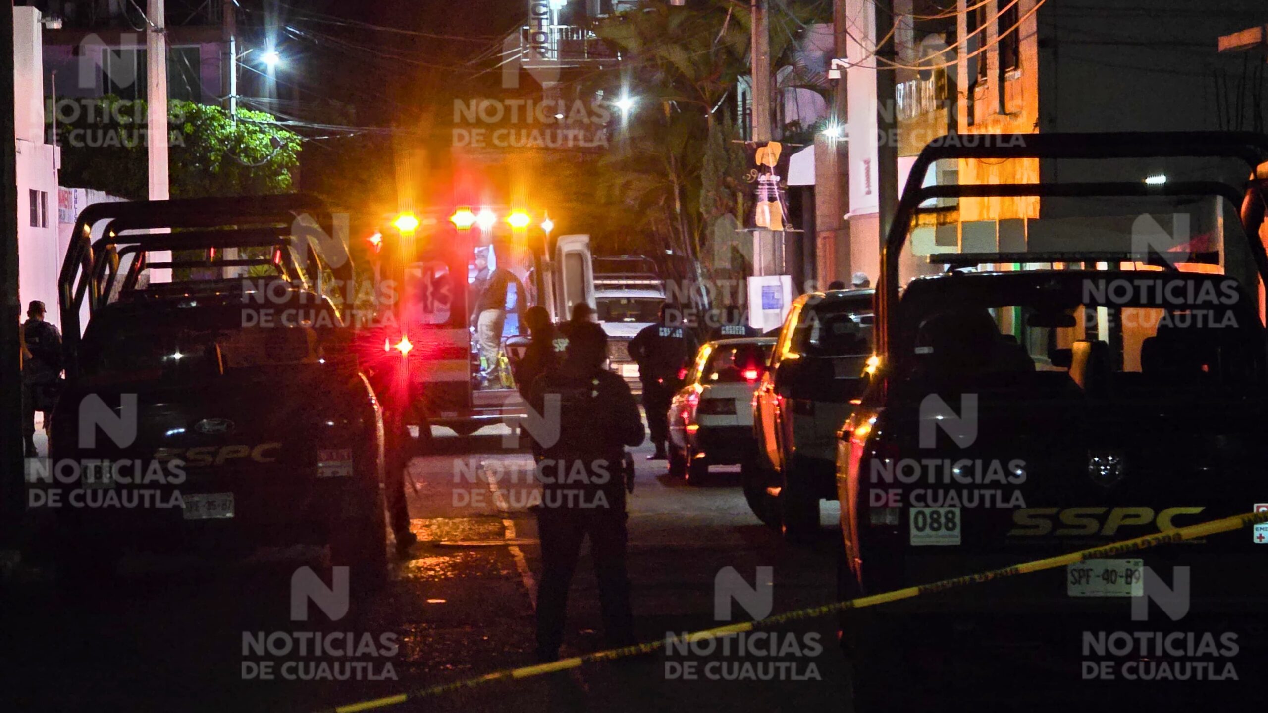 Atacan a balazos a dos personas en radio taxi verde limón en Cuautla