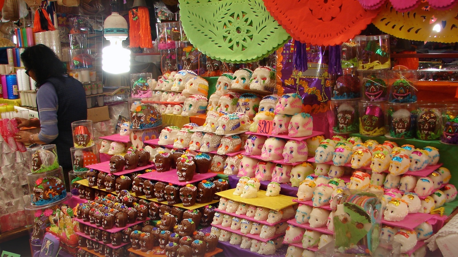 Instalan tianguis de Día de Muertos en el mercado Hermenegildo Galeana Instalan tianguis de Día de Muertos en el mercado Hermenegildo Galeana