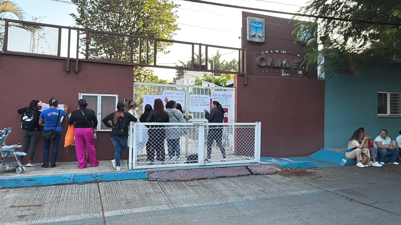 Padres de familia exigen salida de directores y docentes del CAM 2