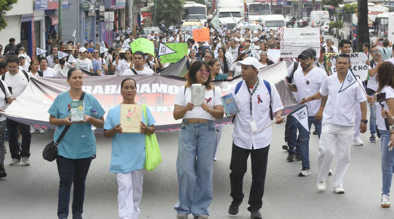 Trabajadores del IMSS protestan en Cuernavaca por falta de insumos y crisis operativa