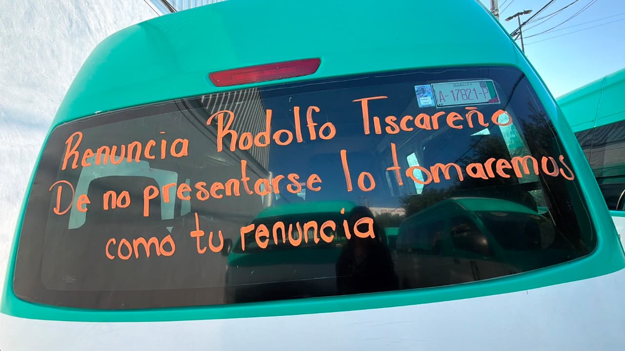Exigen operadores de la Ruta 13 renuncia de su dirigente en Cuautla